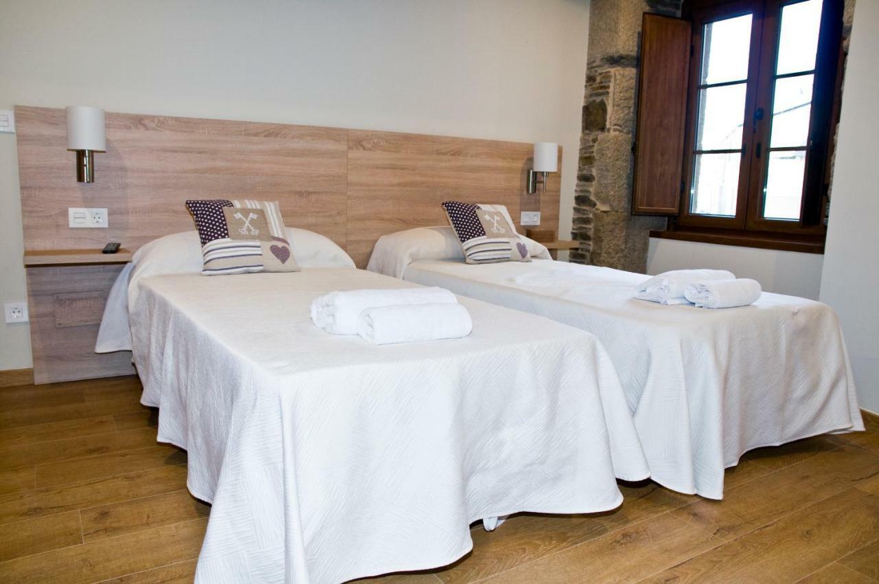 Pension Serrano Sarria Bagian luar foto