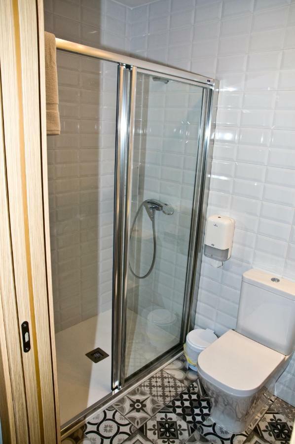 Pension Serrano Sarria Bagian luar foto